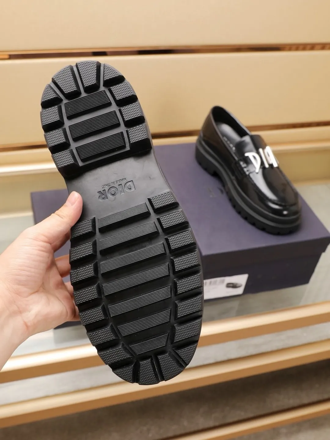 Factory P460💰dior 🆕Men's classic loafers, which combine classic shoe styles with retro California style. Slipper style design, easy to put on and take off. Crafted from smooth top-grain cowhide leather, they feature a rubber lugged sole and the DIO* AND SHAWN signature in brass and enamel. Wear it with casual clothing or a suit. Size: 38-44 (45.46 customized)